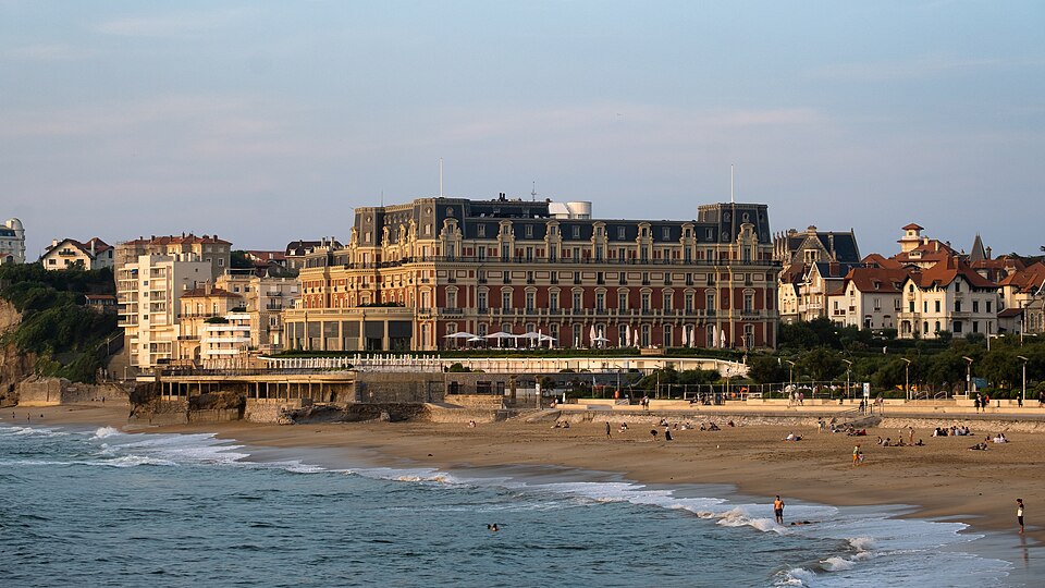 T-shirt Pyrénées-Atlantiques : 6 idées de cadeaux locaux à porter toute l’année